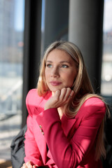 Fototapeta premium Wunerschöne Frau im Pink Rosa Anzug Sportlich im Futuristisch Zukunft Technologie Gewölbe Berlin Deutschland