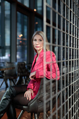 Wunerschöne Frau im Pink Rosa Anzug Sportlich im Futuristisch Zukunft Technologie Gewölbe Berlin Deutschland