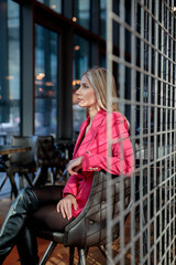 Wunerschöne Frau im Pink Rosa Anzug Sportlich im Futuristisch Zukunft Technologie Gewölbe Berlin Deutschland