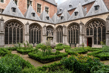 Fototapeta na wymiar Klostergarten der historischen Abtei in Middelburg. Provinz Zeeland in den Niederlanden