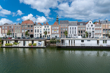 Fototapeta na wymiar Hausboote am Londensekaai in Middelburg. Provinz Zeeland in den Niederlanden