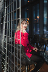 Wunerschöne Frau im Pink Rosa Anzug Sportlich im Futuristisch Zukunft Technologie Gewölbe Berlin Deutschland