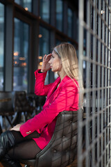 Fototapeta premium Wunerschöne Frau im Pink Rosa Anzug Sportlich im Futuristisch Zukunft Technologie Gewölbe Berlin Deutschland
