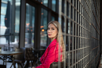 Wunerschöne Frau im Pink Rosa Anzug Sportlich im Futuristisch Zukunft Technologie Gewölbe Berlin Deutschland