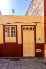 Die alten traditionellen Häuser in puerto de la Cruz auf Teneriffa mit neuem Anstrich von der Straße aus fotografiert