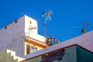 Weiße Hausfassaden von alten Etagenhäusern in Puerto de la Cruz auf der Insel Teneriffa