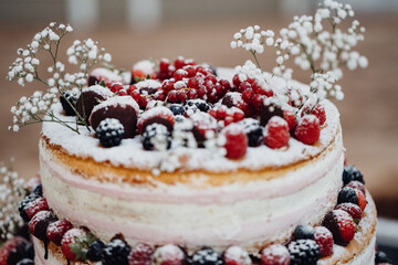 Hochzeitstorte naked cake mit Beeren