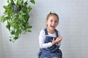 menina criança feliz expressão facial em casa 