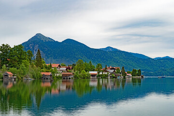 Blick auf den Ort Walchensee am Alpensee Walchensee in Bayern, Deutschland - obrazy, fototapety, plakaty