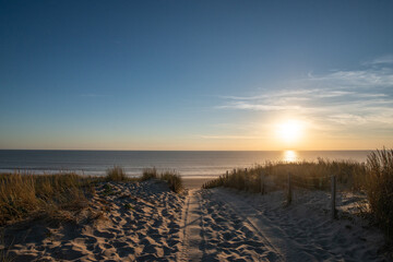 un coucher de soleil sur la mer depuis la dune
