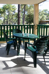 un salon de jardin sur un balcon dans les Landes