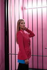 Wunerschöne Frau im Pink Rosa Anzug im Futuristisch Zukunft Technologie Gewölbe Berlin Deutschland