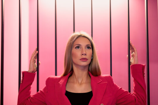 Wunersch&ouml;ne Frau im Pink Rosa Anzug im Futuristisch Zukunft Technologie Gew&ouml;lbe Berlin Deutschland