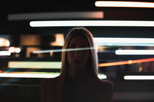 Wunersch&ouml;ne Frau im Pink Rosa Anzug im Futuristisch Zukunft Technologie Gew&ouml;lbe Berlin Deutschland