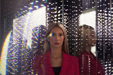 Wunerschöne Frau im Pink Rosa Anzug im Futuristisch Zukunft Technologie Gewölbe Berlin Deutschland