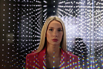 Wunerschöne Frau im Pink Rosa Anzug im Futuristisch Zukunft Technologie Gewölbe Berlin Deutschland