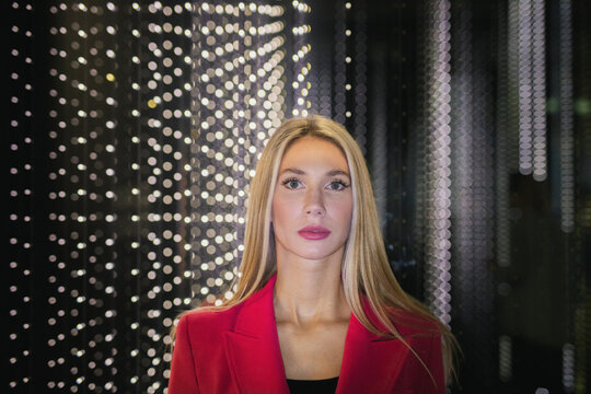 Wunersch&ouml;ne Frau im Pink Rosa Anzug im Futuristisch Zukunft Technologie Gew&ouml;lbe Berlin Deutschland