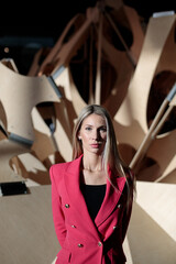 Wunerschöne Frau im Pink Rosa Anzug im Futuristisch Zukunft Technologie Gewölbe Berlin Deutschland