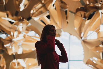 Obraz premium Wunerschöne Frau im Pink Rosa Anzug im Futuristisch Zukunft Technologie Gewölbe Berlin Deutschland