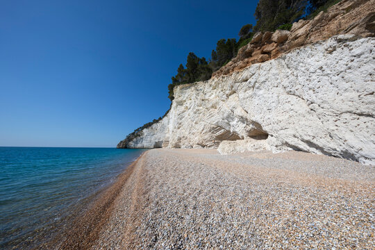 Spiaggia di Vignanotica pebble beach under a white cliff, Mattinata, Gargano promontory, Puglia