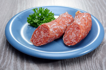 Salami Wurst mit Petersilie auf einem Tisch