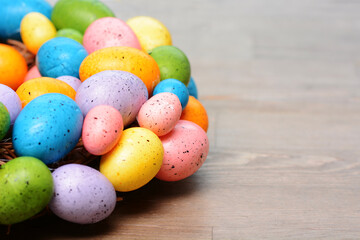Kranz mit bunten Ostereiern zu Ostern