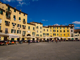 Naklejka na ściany i meble Italia, Toscana, la città di Lucca. piazza del Mercato.