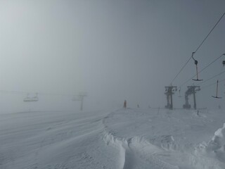 Fototapeta na wymiar Fog and lift skiing