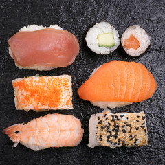 Sushi auf einer Schieferplatte - 583920787