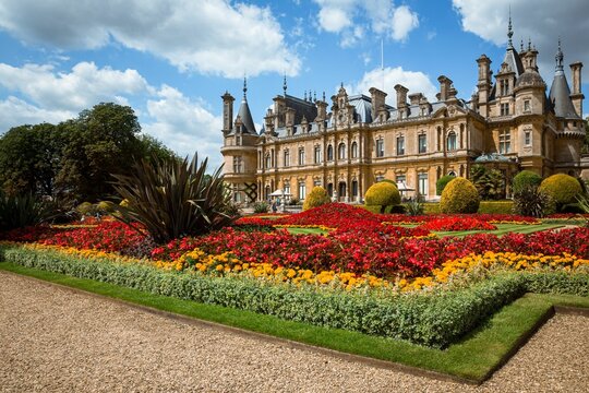 Fototapeta Scenic view of the parterre gardens at Waddesdon manor in full bloom