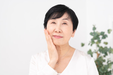 肌の調子を確認する女性　美容　ビューティー