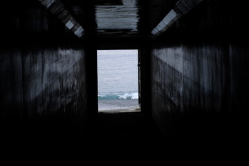 トンネルの先の海　The sea at the end of the tunnel