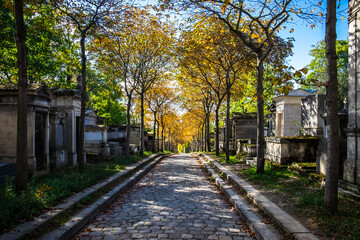 Fototapeta na wymiar Paris, France, Oct 2022, view of an alley in the Père Lachaise cemetery 