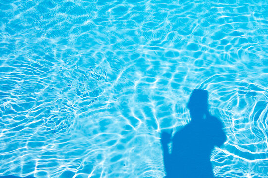 l'ombre sur l'eau de la piscine