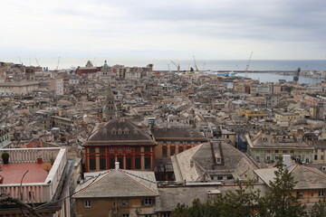 Genova, veduta del centro storico, dalla spianata di castelletto, la parte alta della città, torri, cupole, terrazza, mar Ligure, mar Tirreno, porto di Genova