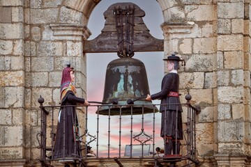 Maragatos ringing the bell of the Astorga town hall clock.