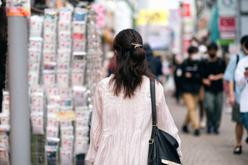 街を歩く女性の後ろ姿