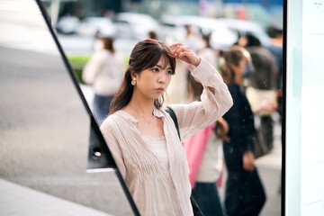 Fototapeta premium 待ち合わせをする女性
