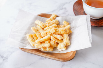 揚げ菓子とお茶