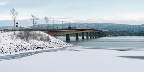Obraz premium The Lake Mjøsa Bridge crossing from Biri to Moelv in winter.