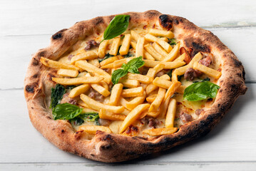 Deliziosa pizza italiana condita con salsiccia di maiale, spinaci e patatine fritte 