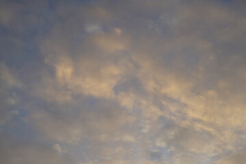 Blauer Himmel mit leichter Bewölkung
