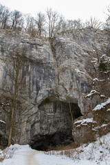 Fototapeta na wymiar Cave entrance.