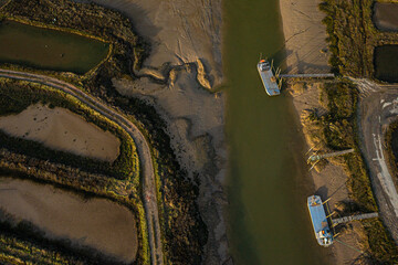 Photo aérienne des méandres de l’estuaire de la Seudre en Charente-Maritime. Bateaux amarrés...