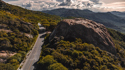 Montanha Morro Pedra Tendó Que Geme Paisagem Aérea Drone Céu Viagem Estrada Árvores Natureza...