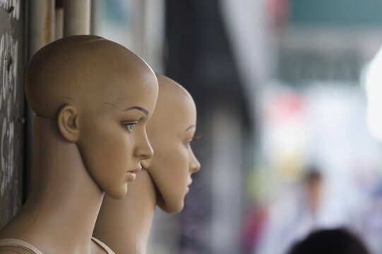 Manequins abandonados em frente ao centro comercial no centro da cidade de Montevideo
