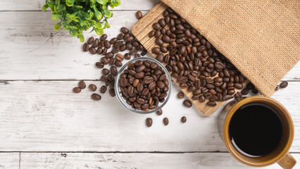 白い木目テーブルとコーヒー