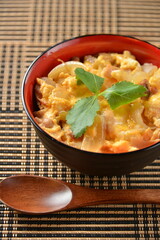 親子丼を食べる