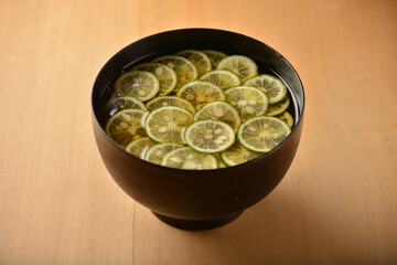 冷たいかぼす蕎麦