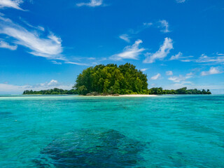 Fototapeta na wymiar View of Ngerechong Island from boat, clear water, blue ocean, white sand beach and tropical green trees, Rock Island Southern Lagoon, Palau
